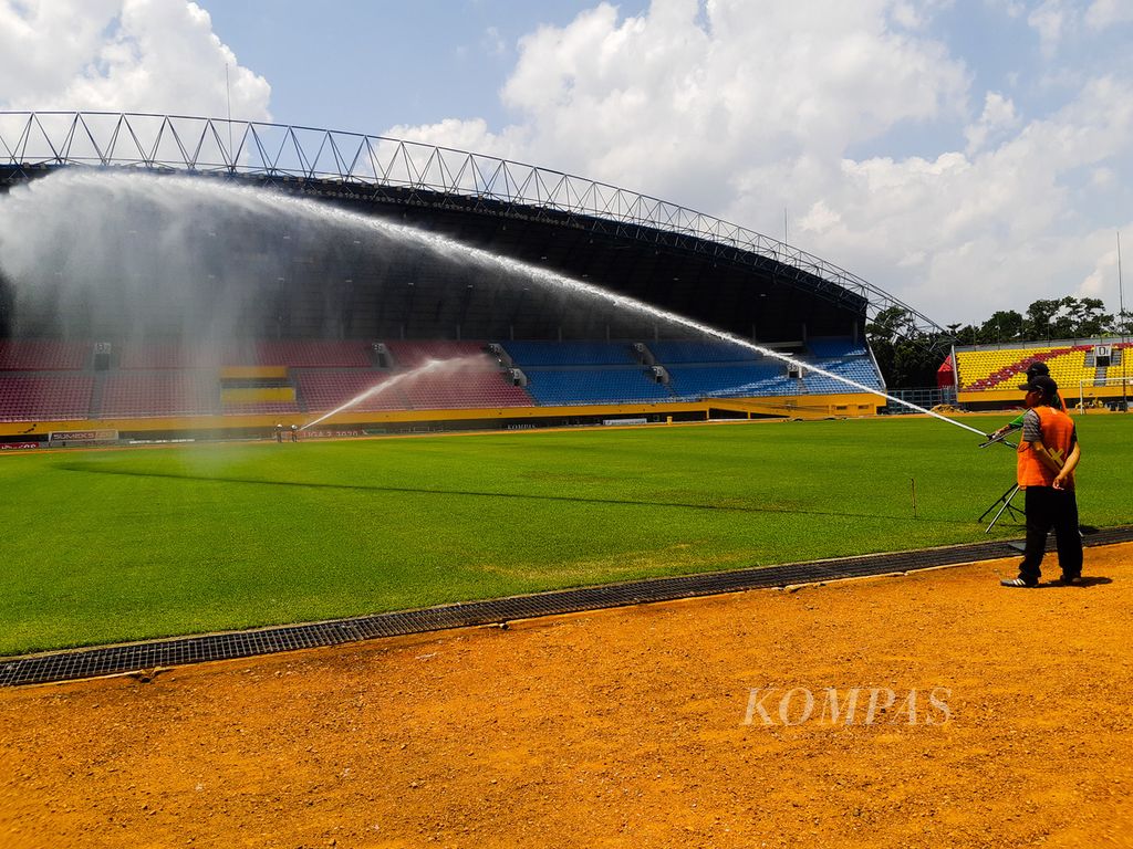Petugas sedang menyiram rumput yang ada di Stadion Gelora Sriwijaya Jakabaring Palembang, Sumatera Selatan, Kamis (27/8/2020). Stadion ini merupakan satu dari enam stadion yang menjadi arena Piala Dunia U-20 2023 di Indonesia. 