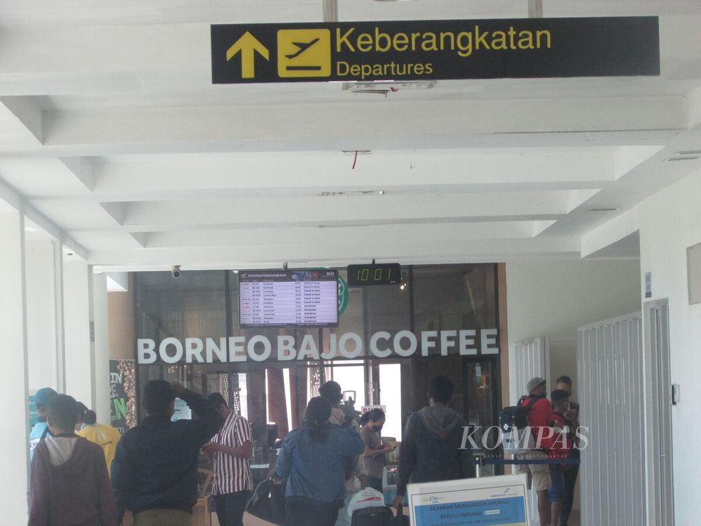 Calon penumpang memasuki ruang pelaporan kelengkapan administrasi keberangkatan di Bandara El Tari, Kupang, NTT, Senin (25/4/2022). 
