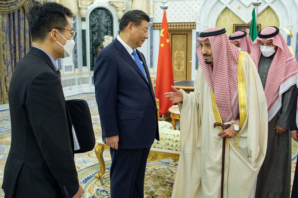 Foto yang dirilis Istana Kerajaan Arab Saudi memperlihatkan Raja Salman (ketiga dari kanan) berbincang sejenak dengan Presiden China Xi Jinping seusai menandatangani perjanjian kemitraan strategis komprehensif di Riyadh, Arab Saudi, Jumat (9/12/2022). 