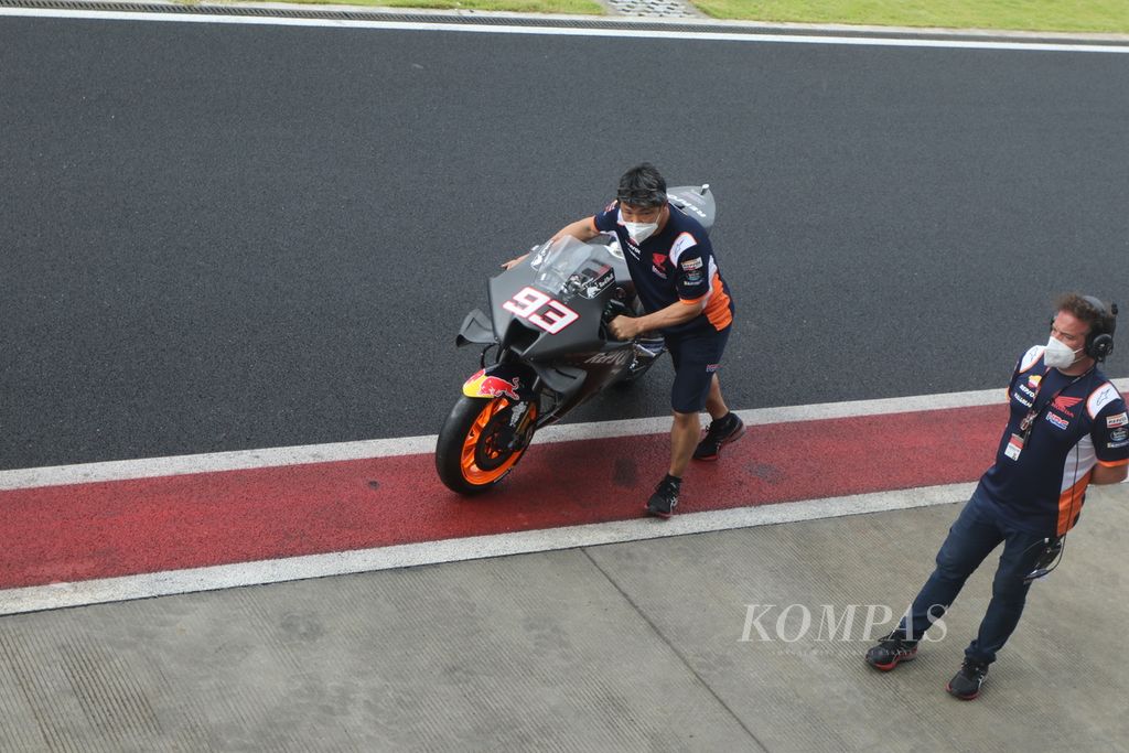 Mekanik tim Repsol Honda mempersiapkan motor RC213V milik Marc Marquez menjelang tes pramusim MotoGP 2022 di Sirkuit Mandalika, Lombok Tengah, NTB, Jumat (11/2/2022).