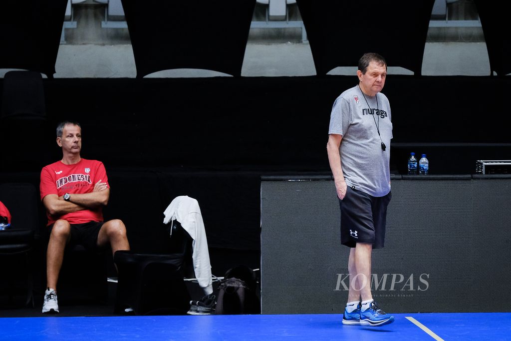 Pelatih Timnas Basket Indonesia Rajko Toroman (kanan) dan asistennya, Milos Pejic (kiri), saat memantau latihan tim itu di Istora Senayan, Jakarta, pada Rabu (29/6/2022). Mereka sedang mempersiapkan tim untuk kualifikasi Piala Dunia FIBA 2023.