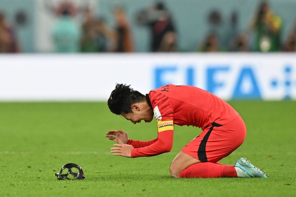 Gelandang Korea Selatan, Son Heung-min, melakukan selebrasi yang emosional seusai pertandingan Grup H Piala Dunia Qatar antara Korea Selatan dan Portugal di Stadion Education City, Al Rayyan, Jumat (2/12/2022). 