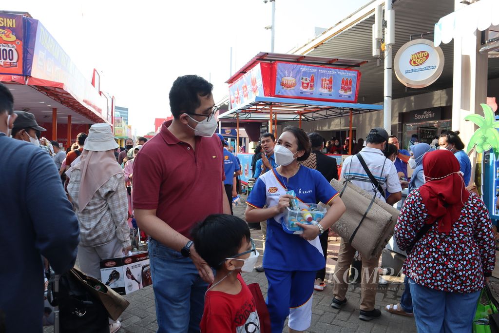 Seorang pramuniaga menjakakan barang dagangan kepada pengunjung di alun-alun Jakarta Fair Kemayoran, Jakarta Pusat, Sabtu (18/6/2022).