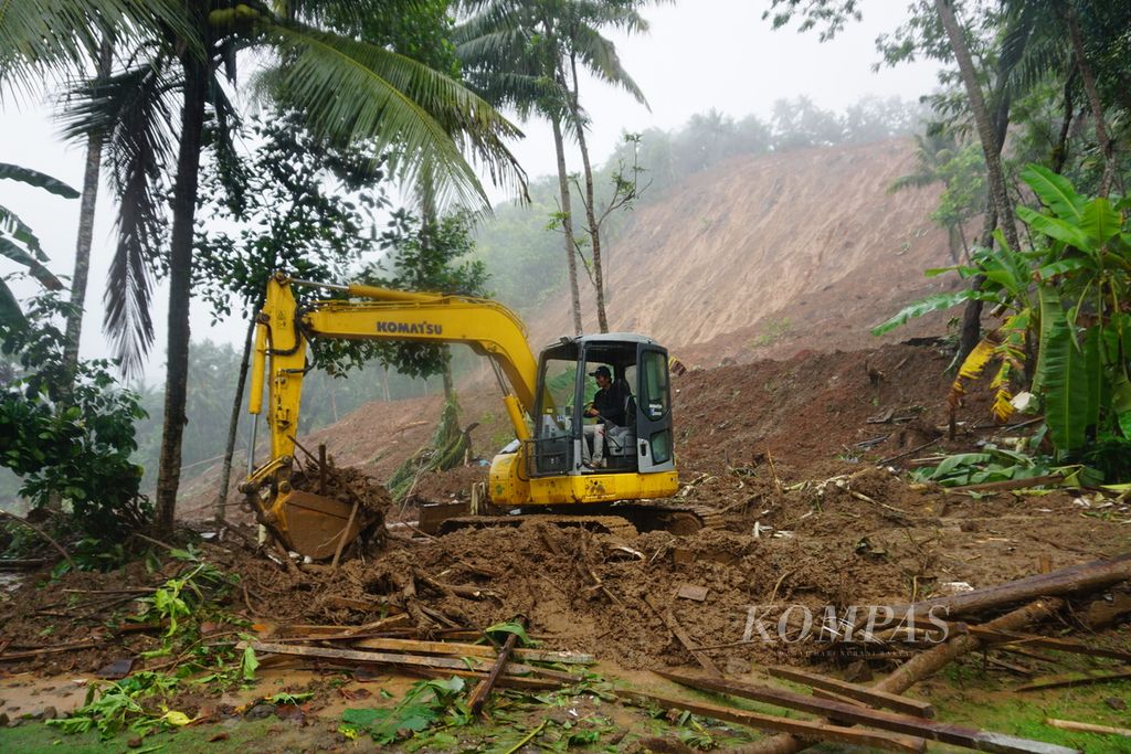 ILUSTRASI. Alat berat digunakan untuk membersihkan material longsor di Desa Kalijering, Kecamatan Padureso, Kabupaten Kebumen, Jawa Tengah, Rabu (10/2/2021). Tiga orang tertimbun dalam kejadian ini.