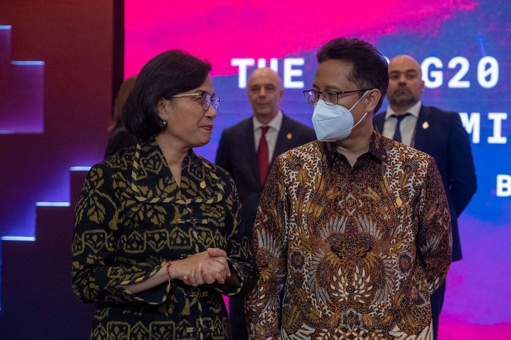 Finance Minister Sri Mulyani Indrawati (left) was discussing with Health Minister Budi Gunadi Sadikin after a press conference on the Summit meeting of finance ministers and health ministers in the Indonesian G20 Presidency in Nusa Dua, Bali, on Saturday (12/11/2022).