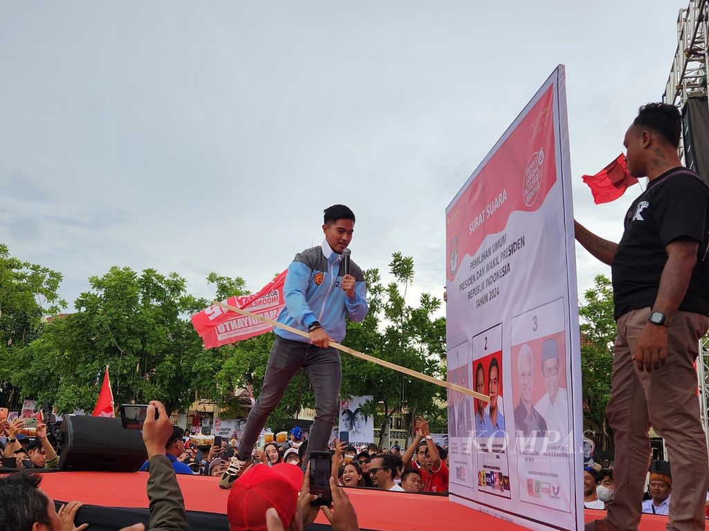 Ketua Umum PSI Kaesang Pangarep mencontohkan pencoblosan surat suara sewaktu kampanye terbuka di Kota Surakarta, Jawa Tengah, Senin (22/1/2024).