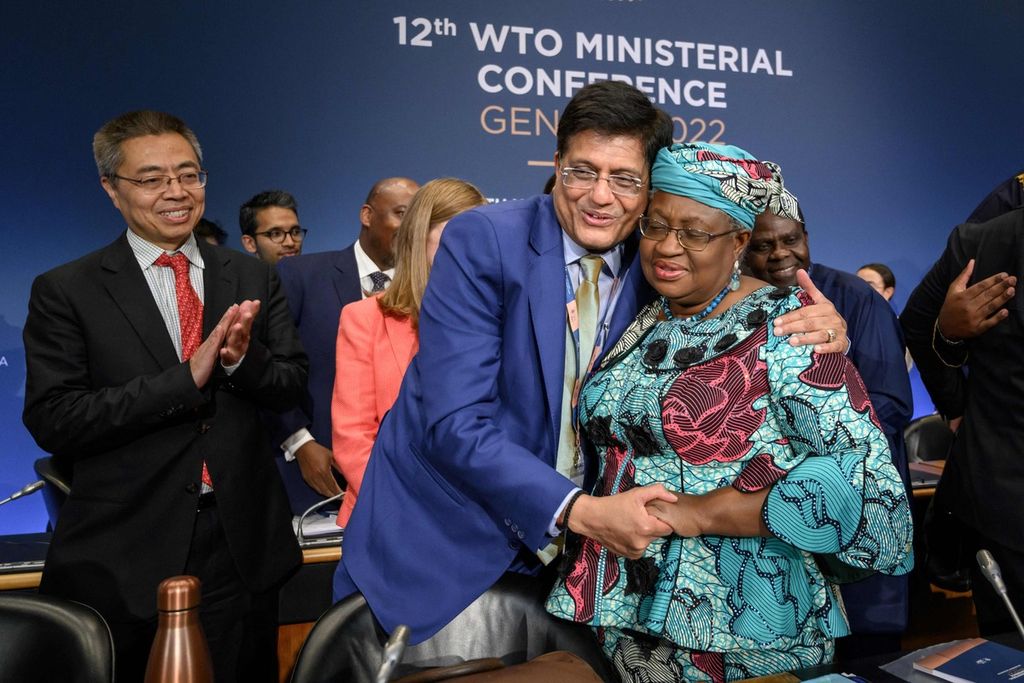 Direktur Jenderal WTO Ngozi Okonjo-Iweala (kanan) mendapat ucapan selamat dari Menteri Perdagangan India Piyush Goyal setelah sesi penutupan Konferensi Tingkat Menteri WTO di Kantor Pusat WTO di Geneva, Swiss, 17 Juni 2022. (Photo by Fabrice COFFRINI / POOL / AFP)