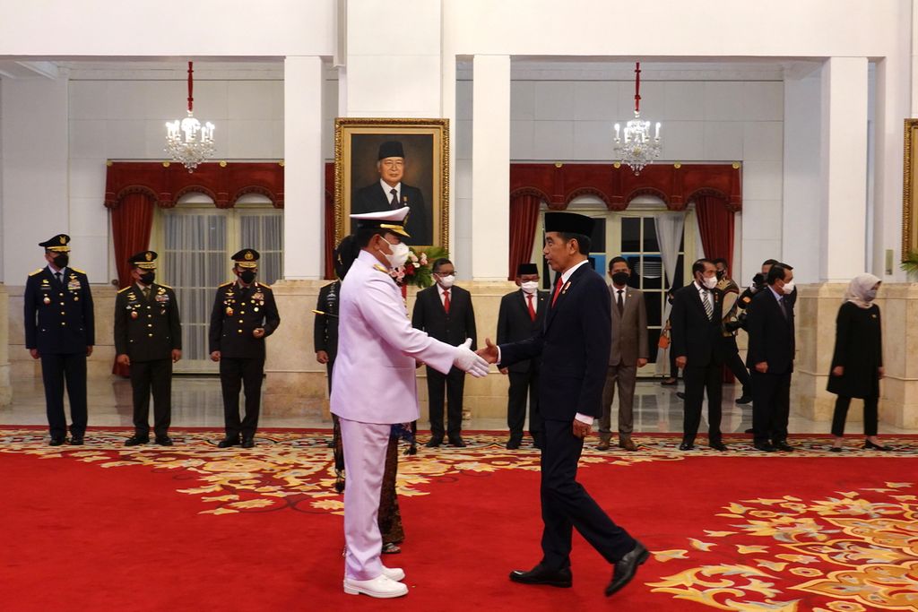 Presiden Jokowi memberikan ucapan selamat kepada Laksamana Yudo Margono yang dilantik sebagai Panglima TNI, Senin (17/12/2022), di Istana Negara, Jakarta. Presiden Jokowi, antara lain, meminta Panglima TNI menjaga netralitas TNI jelang Pemilu 2024.