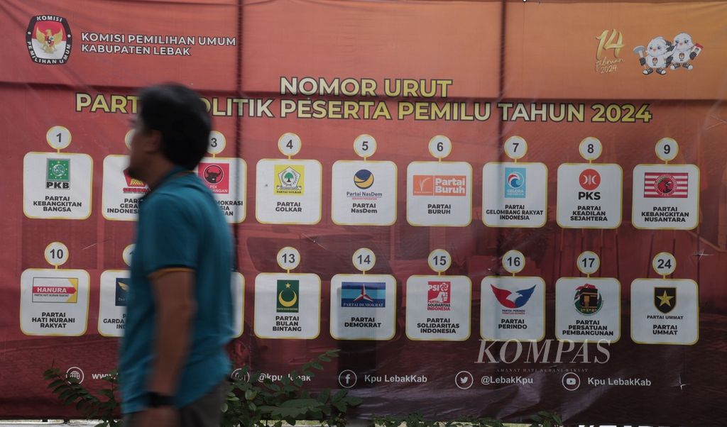 Baliho daftar partai politik peserta Pemilu 2024 beserta nomor urutnya dipasang di depan kantor Komisi Pemilihan Umum Kabupaten Lebak, Banten, Minggu (17/9/2023). Untuk menciptakan pemilu yang berbudaya, semua pelaksanaan pemilu harus berorientasi pada logika (kebenaran), etika (moralitas kebaikan), dan estetika (kepantasan/keindahan). 