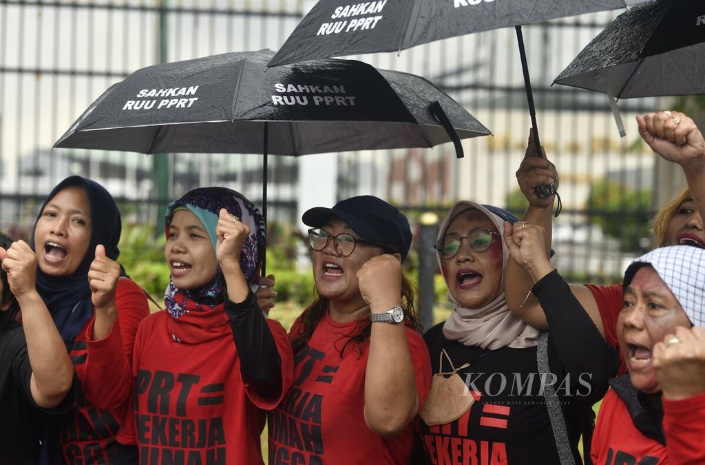 Koalisi Sipil untuk Undang-Undang Perlindungan Pekerja Rumah Tangga (UU PPRT) menggelar Aksi Rabuan Pekerja Rumah Tanggah (PRT) di depan Gedung MPR/DPR/DPD, Senayan, Jakarta, Rabu (1/2/2023). 