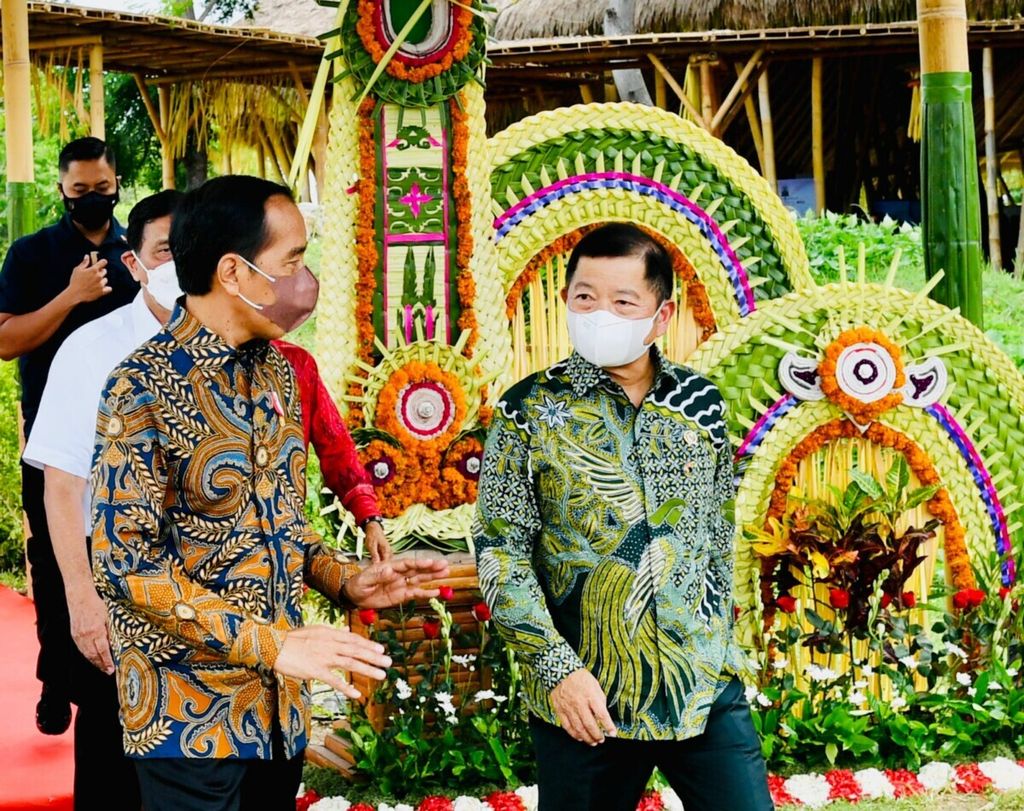 Presiden Joko Widodo dan Menteri Perencanaan Pembangunan Nasional/Kepala Badan Perencanaan Pembangunan Nasional Suharso Monoarfa pada peluncuran Peta Jalan Ekonomi Kerthi Bali di Three Mountain Bamboo Pavilion, Kura-kura Bali, Denpasar, Bali, Jumat (3/12/2021).