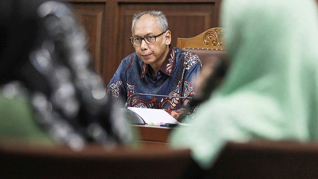 Terdakwa` kasus menghalangi penyidikan kasus KTP elektronik atas nama tersangka Setya Novanto, Bimanesh Sutarjo, mendengarkan  keterangan saksi di sidang lanjutan Pengadilan Tindak Pidana Korupsi, Jakarta, Senin (2/4). 