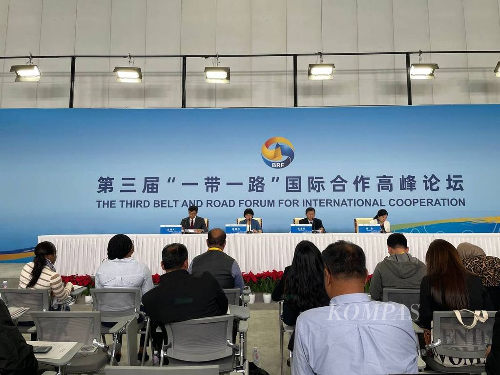 Suasana di salah satu konferensi pers tentang Inisiatif Sabuk dan Jalan di Media Center Forum Inisiatif Sabuk dan Jalan ke-3, Senin (16/10/2023), di Beijing, China.