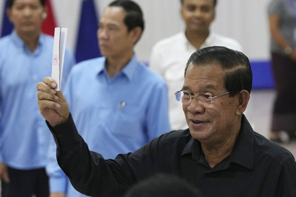 Mantan Perdana Menteri Kamboja Hun Sen memberi suara di pemilu Senat, Minggu (25/2/2204), di Kandal, Kamboja.