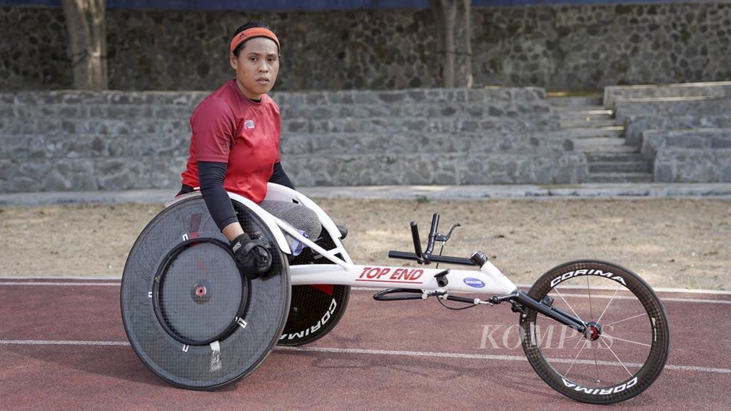 Atlet balap kursi roda, Maria Goreti Samiyati, berpose seusai menjalani pemusatan latihan nasional Asian Para Games 2018 di Stadion Sriwedari, Solo, Jawa Tengah, Selasa (18/9/2018) . 