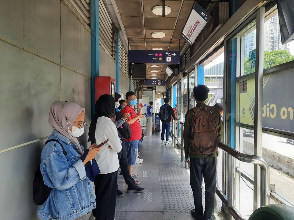 Para penumpang menanti datangnya Transjakarta di Halte S Parman Podomoro City, Jakarta Barat, Rabu (5/4/2023). 
