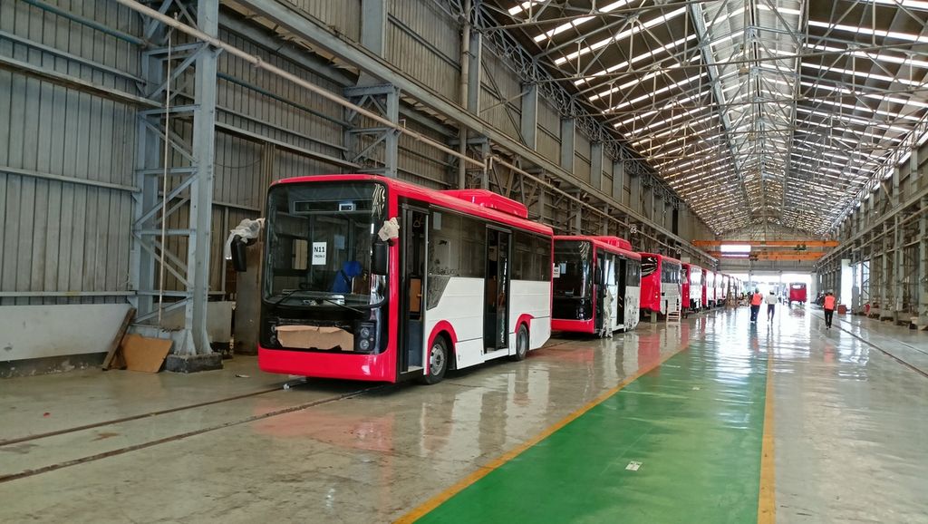 Bus Listrik Merah Putih sedang dirakit di salah satu ruangan bengkel PT INKA di Madiun, Jawa Timur pada Kamis (08/09/2022). Bus listrik ini tercatat memiliki tingkat kandungan dalam negeri (TKDN) lebih dari 50 persen. Total terdapat 30 bus listrik yang diproduksi untuk mendukung acara G20 di Bali pada November 2022.