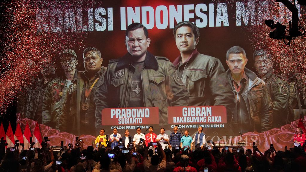 Suasana saat bakal calon presiden Prabowo Subianto (keempat dari kanan) saat berfoto bersama dengan para pimpinan parpol Koalisi Indonesia Maju di acara Konser Ojo Rungkad yang digelar Partai Solidaritas Indonesia di Djakarta Theater, Jakarta, Selasa (24/10/2023). 