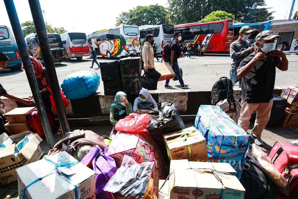 Barang-barang pemudik yang diletakkan di Terminal Kalideres, Jakarta Barat, Senin (25/4/2022). Jumlah pemudik melalui terminal tersebut mengalami peningkatan.