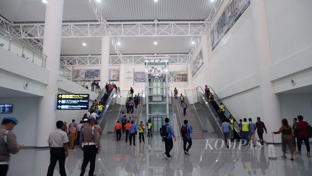 Calon penumpang pesawat menuju ruang tunggu keberangkatan terminal baru Bandar Udara Internasional Syamsudin Noor Banjarmasin di Banjarbaru, Kalimantan Selatan pada hari pertama pengoperasian terminal baru, Selasa (10/12/2019). Terminal baru bandara tersebut berkapasitas 7 juta penumpang per tahun atau lima kali lebih besar dari kapasitas terminal lama.