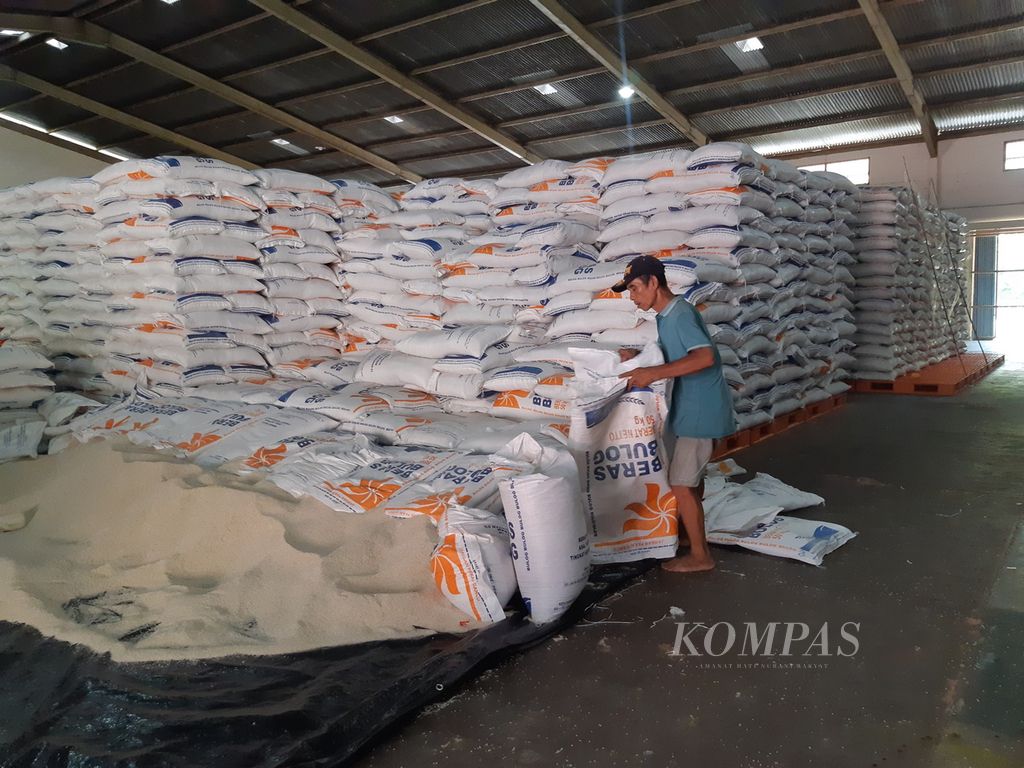 Pekerja sedang mengemas beras untuk Stabilisasi Pasokan dan Harga Pangan di gudang milik Bulog Kalimantan Timur-Kalimantan Utara di Kota Balikpapan, Kaltim, Rabu (6/9/2023).