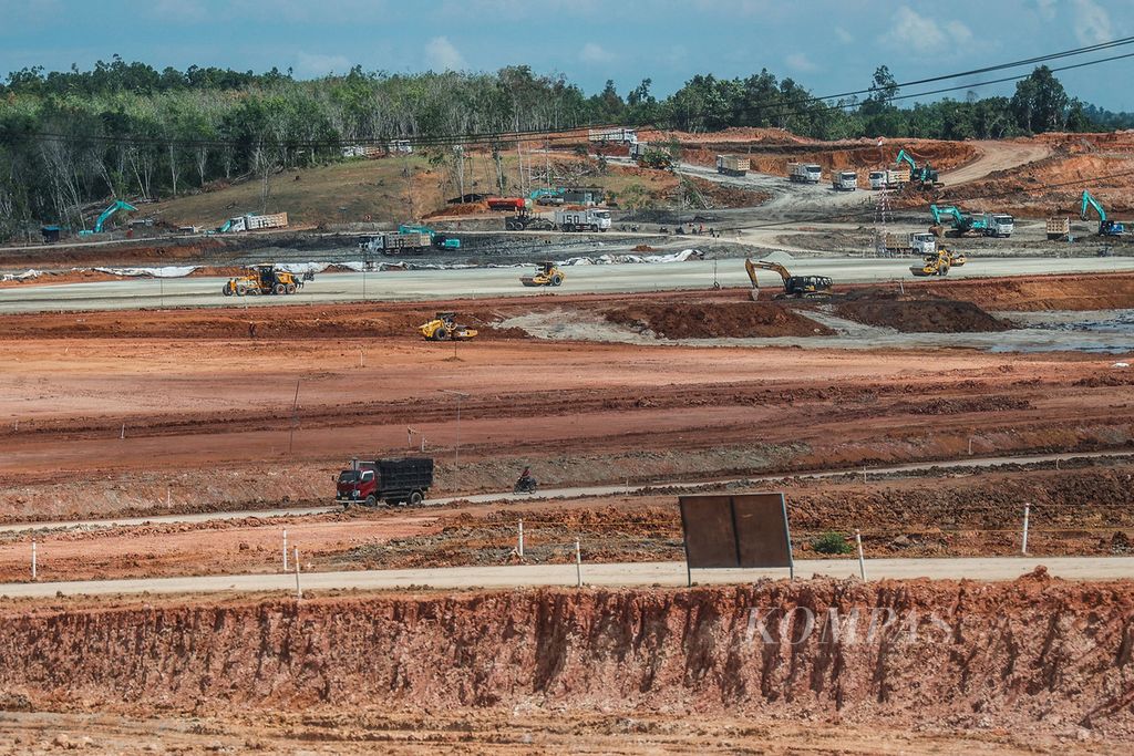 Suasana pembangunan Bandara VVIP Ibu Kota Nusantara (IKN) di Penajam Paser Utara, Kalimantan Timur, Kamis (1/8/2024). Menjelang peringatan 17 Agustus, pembangunan IKN dan infrastruktur pendukungnya terus dikebut. Proyek pembangunan IKN membutuhkan anggaran sebesar Rp 466 triliun. Berdasarkan data Otorita IKN, hingga <i>groundbreaking</i> VI pada Mei 2024, investasi IKN baru menyentuh angka Rp 51,35 triliun. 