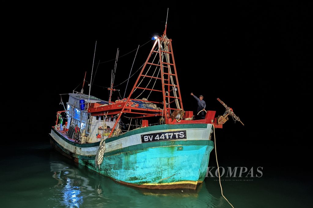 The Vietnamese tiger trawler that was escorted by officials from the Ministry of Marine Affairs and Fisheries is preparing to dock at the PSDKP Batam Base on Saturday night (5/4/2024).