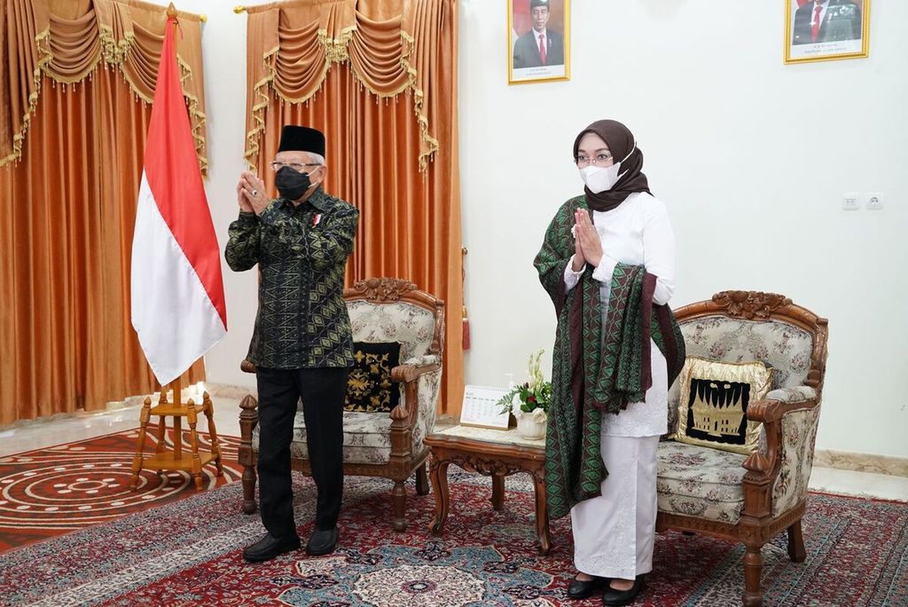 Wakil Presiden Ma'ruf Amin didampingi Ny Wury Ma’ruf Amin yang merupakan Ketua Umum Dekranas ketika membuka secara virtual acara Karya Kreatif Indonesia 2022, Jumat (27/5/2022).