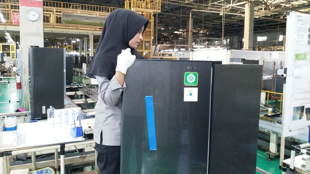 Pegawai mengecek lemari es di pabrik Sharp di Karawang International Industrial City (KIIC), Kabupaten Karawang, Jawa Barat, Rabu (28/6/2023). Setelah memiliki pabrik TV, lemari es, dan mesin cuci, tahun 2023, Sharp mulai mengoperasikan pabrik pendingin ruangan (AC).