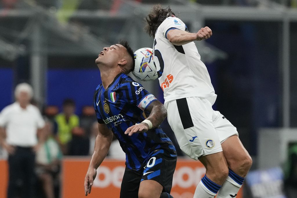 Striker Inter Milan, Lautaro Martinez (kiri), berduel dengan pemain Atalanta, Marten de Roon, pada laga Liga Italia di San Siro, Milan, Italia, Jumat (30/8/2024). Inter akan bertemu Monza pada lanjutan Liga Serie A, Senin (16/9/2024) dini hari WIB. 