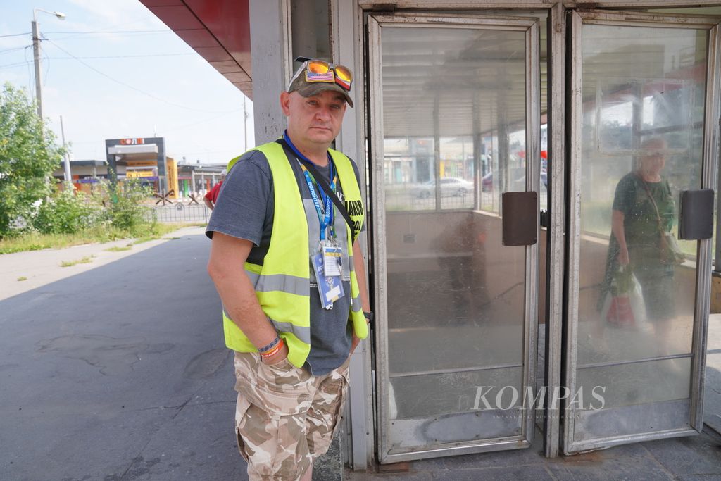Jakub Jarowski (41), sukarelawan kemanusiaan asal Polandia, berpose di depan sebuah pintu menuju stasiun bawah tanah di Kharkiv, Ukraina, Kamis (7/7/2022). 