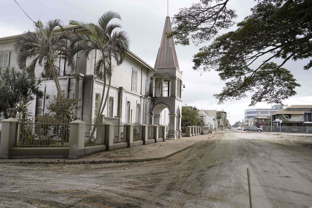 Abu vulkanik menyelimuti jalan di sekitar kantor lama Perdana Menteri Tonga di Nukualofa, ibu kota Tonga, pada 16 Januari 2022 atau sehari setelah letusan gunung berapi bawah laut Hunga Tonga-Hunga Haapai.