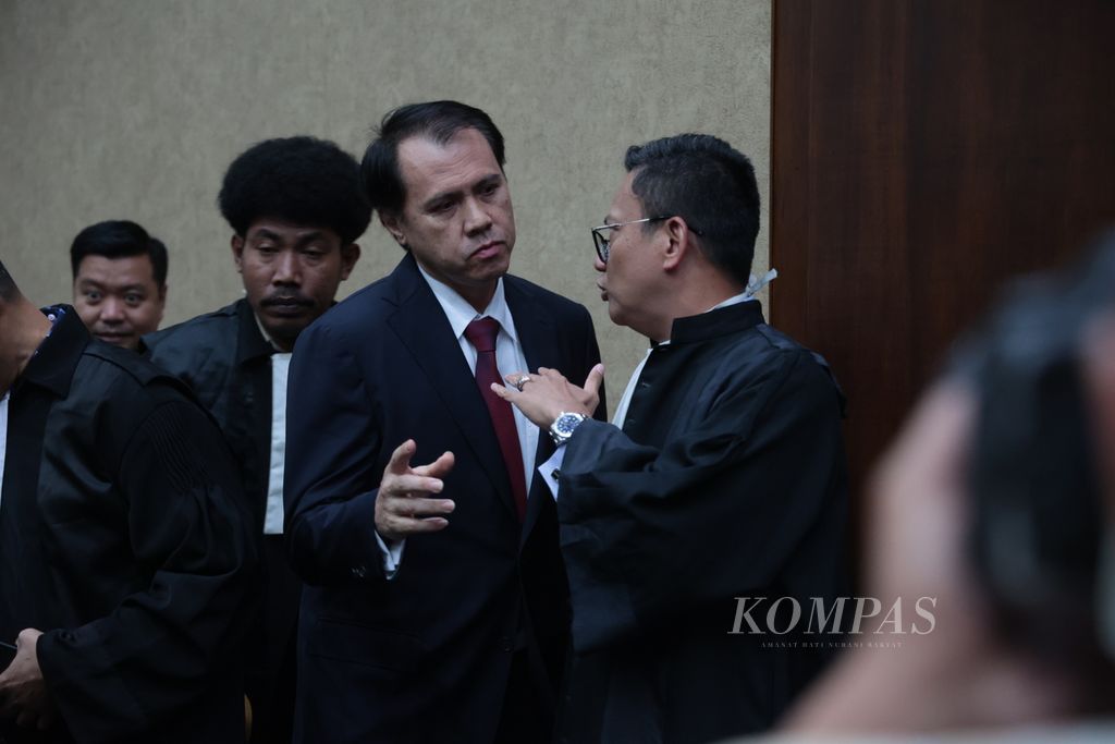Terdakwa kasus dugaan korupsi pengadaan helikopter angkut AW-101 tahun 2016-2017, John Irfan Kenway alias Irfan Kurnia Saleh (kedua dari kanan), seusai menjalani sidang pembacaan vonis di Pengadilan Tindak Pidana Korupsi Jakarta, Rabu (22/2/2023). 