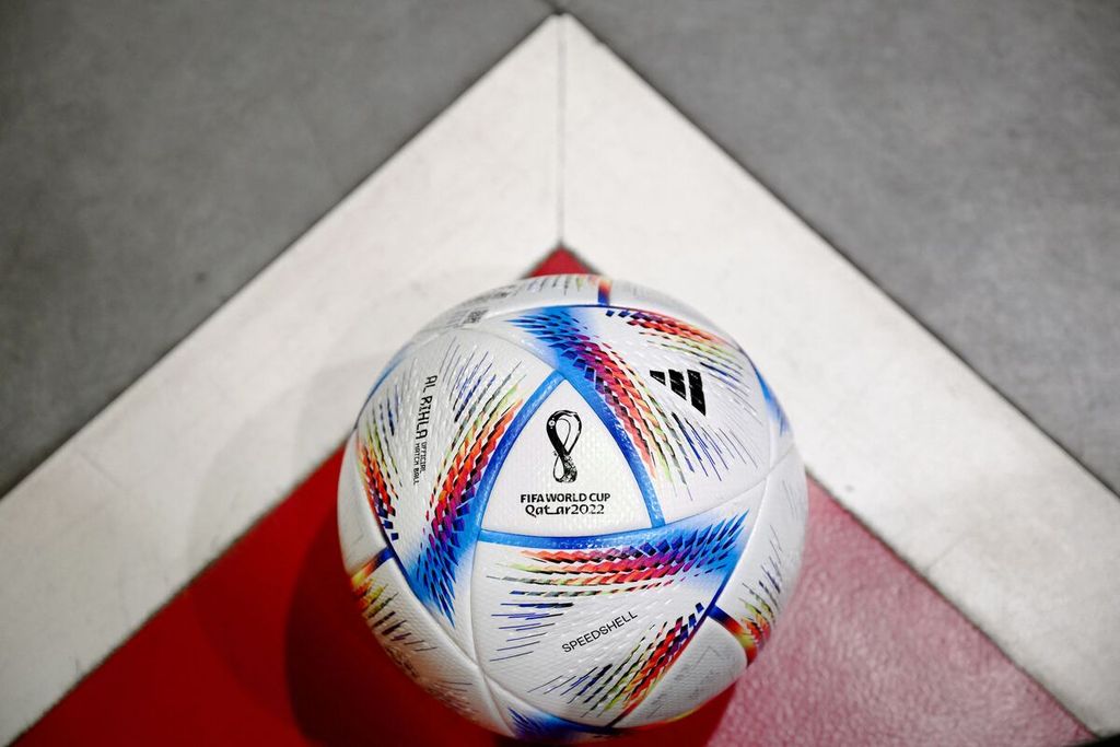 Adidas Al Rihla, bola resmi Piala Dunia Qatar 2022, diabadikan pada 8 November 2022 di Paris, Perancis.
