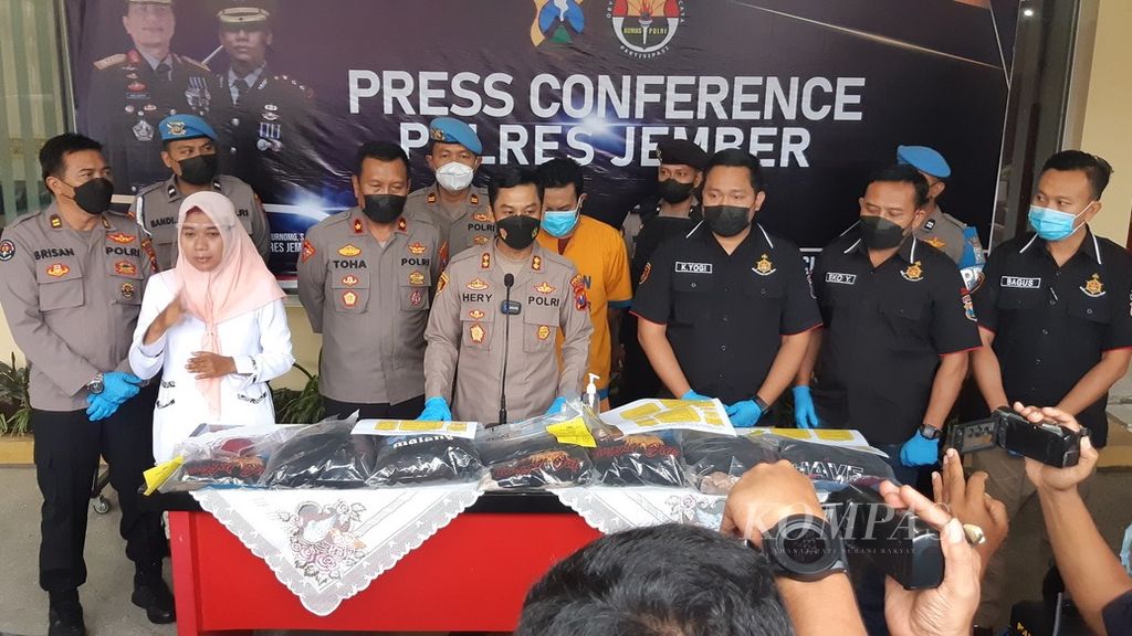 Kepala Kepolisian Resor Jember Ajun Komisaris Besar Hery Purnomo (tengah) menggelar konverensi pers terkait proses penyidikan kasus ritual maut Pantai Payangan yang merenggut 11 korban jiwa, Rabu (16/2/2022).