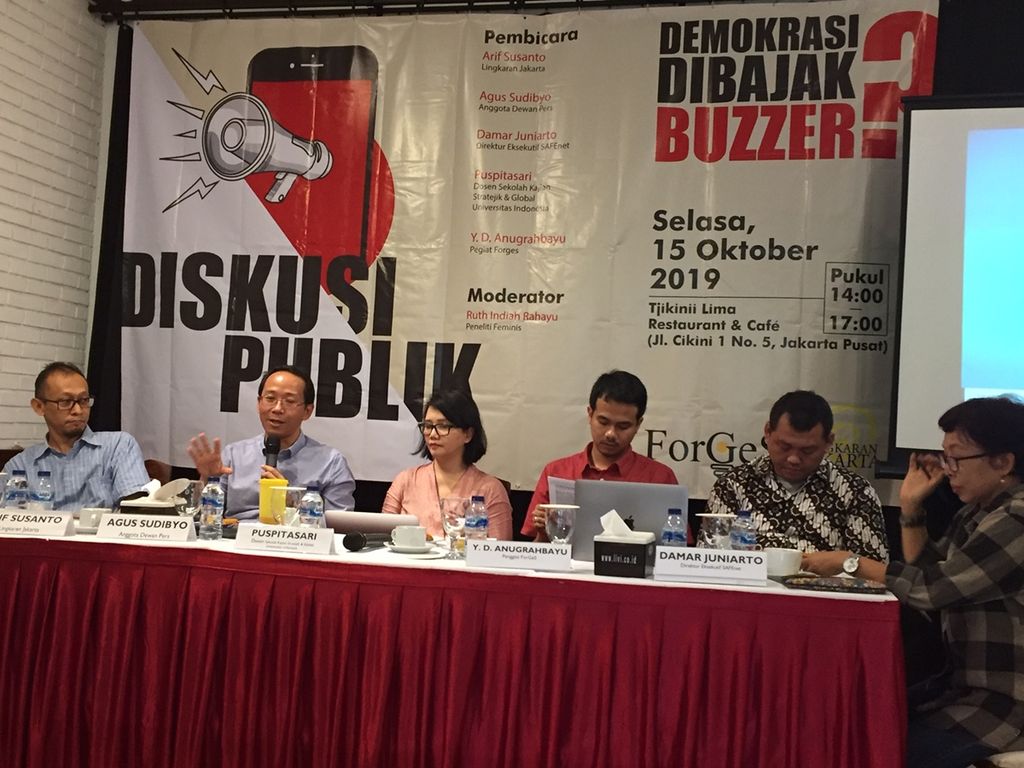 Sejumlah pembicara, Selasa (15/10/2019) di Jakarta membahas topik "Demokrasi Dibajak Buzzer?” dalam diskusi yang diselenggarakan Lingkaran Jakarta dan Forges.