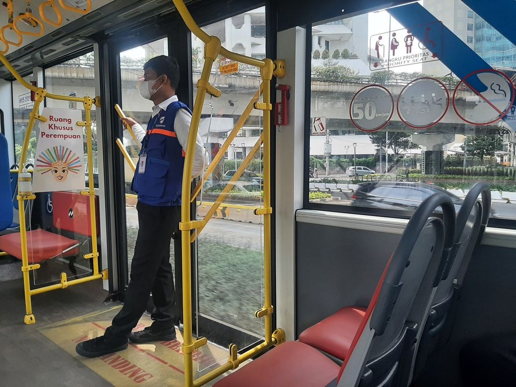 Bangku khusus untuk penyandang disabilitas di tiap bus Transjakarta.