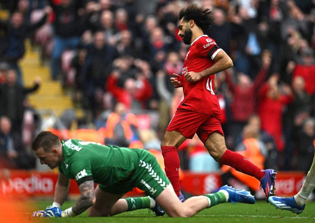 Reaksi penyerang sayap Liverpool Mohamed Salah setelah mencetak gol kedua dalam pertandingan Liga Inggris antara Liverpool dan Everton di Stadion Anfield, Liverpool, Sabtu (21/10/2023).