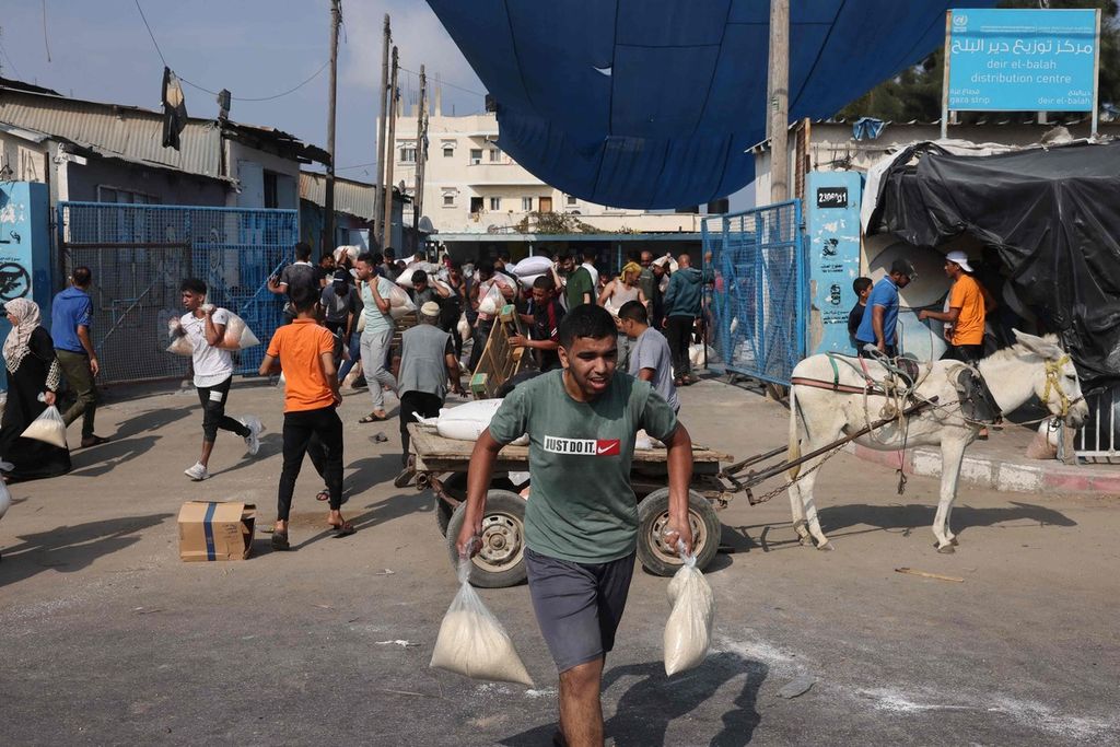 Warga sipil Palestina di Deir al-Balah menyerbu Pusat Pasokan PBB yang mendistribusikan makanan ke keluarga pengungsi perang Israel-Hamas, Sabtu (28/10/2023). 