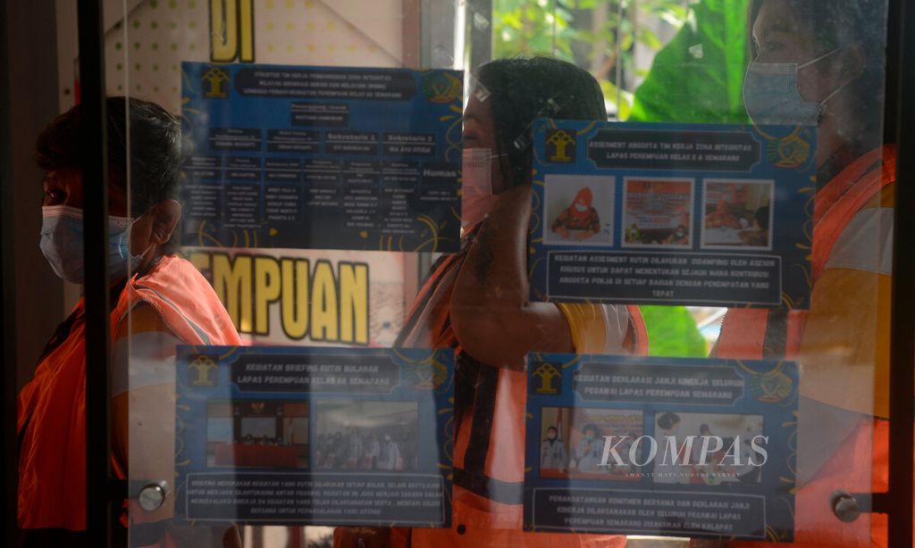 Narapidana perempuan antre sebelum mengikuti tes kesehatan salah satunya pemeriksaan penyakit TBC di Lembaga Pemasyarakatan Wanita Bulu, Kota Semarang, Jawa Tengah, Jumat (25/3/2022). Program rutin ini sebagai bentuk pengendalian penyakit tertentu yang dapat menularkan sesama penghuni. 