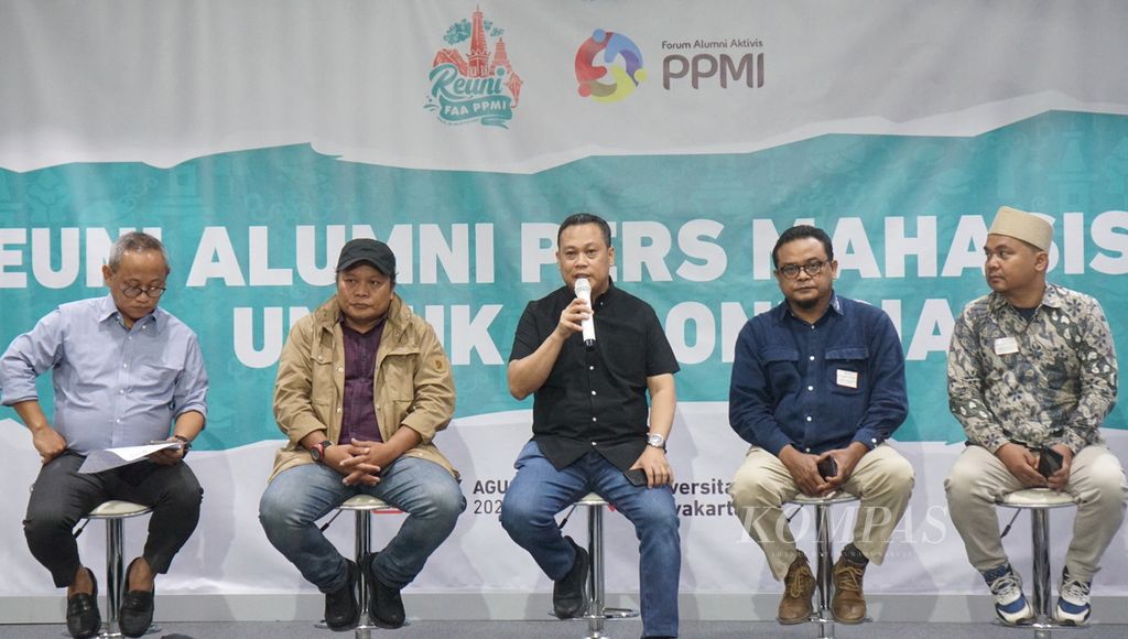 Ketua Dewan Pertimbangan FAA PPMI Rommy Fibri (ketiga dari kiri) menyampaikan keterangan mengenai Reuni FAA PPMI, di Universitas Negeri Yogyakarta, Daerah Istimewa Yogyakarta, Sabtu (26/8/2023).