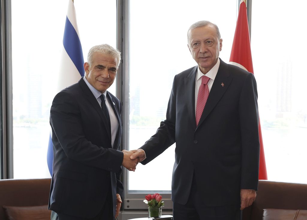 Foto yang dirilis oleh Istana Kepresidenan Turki memperlihatkan Presiden Turki Recep Tayyip Erdogan (kanan) bersalaman dengan Perdana Menteri Israel Yair Lapid di New York, Selasa (20/9/2022).