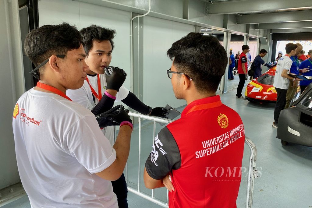 Para peserta berdiskusi saat menunggu proses inspeksi mobil rancangan mereka yang akan berkompetisi Shell Eco-marathon Asia 2023 Mandalika di Sirkuit Internasional Jalan Raya Pertamina Mandalika, Pujut, Lombok Tengah, Nusa Tenggara Barat, Rabu (5/7/2023). 