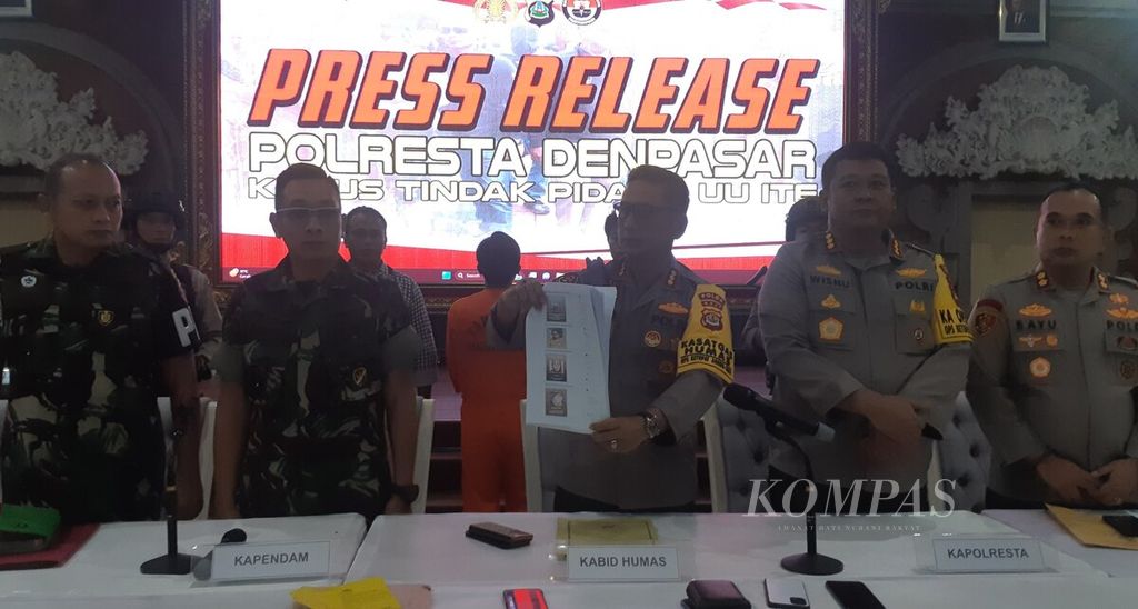 Polresta Denpasar dan Polda Bali bersama Kodam IX/Udayana mengadakan konferensi pers bersama terkait kasus pelanggaran Undang-Undang tentang Informasi dan Transaksi Elektronik (UU ITE) di Polda Bali, Kota Denpasar, Senin (15/4/2024). 