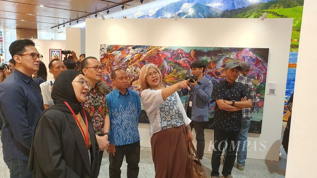 Pengunjung menikmati pameran seni rupa Indonesian Dream di Galeri Astra, Jakarta, 3-6 November 2023.