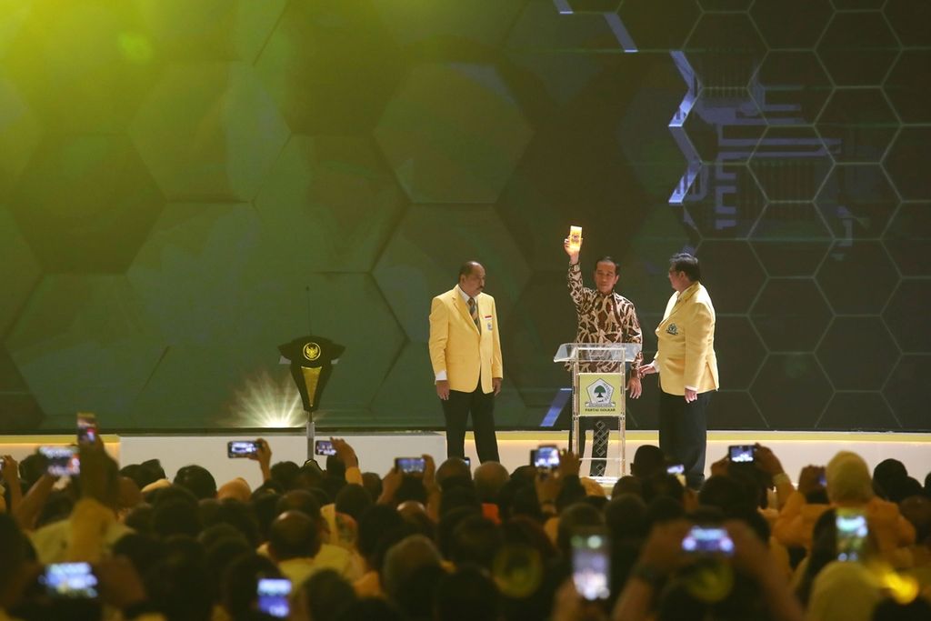 Presiden Joko Widodo, didampingi Ketua Umum Partai Golkar Airlangga Hartato (kanan) dan Ketua Panitia Musyawarah Nasional X Partai Golkar Melchias Markus Mekeng (kiri), membuka Munas X Partai Golkar di Jakarta, Selasa (3/12/2019). 