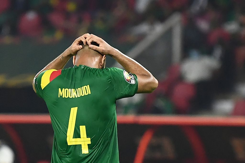 Ekspresi bek Kamerun, Harold Moukoudi, setelah gagal menyarangkan bola ke gawang Mesir pada adu penalti babak semifinal Piala Afrika 2021 di Stadion Olembe di Yaounde, Kamerun, Jumat (4/2/2022) dini hari WIB. Kamerun takluk pada adu penalti itu.