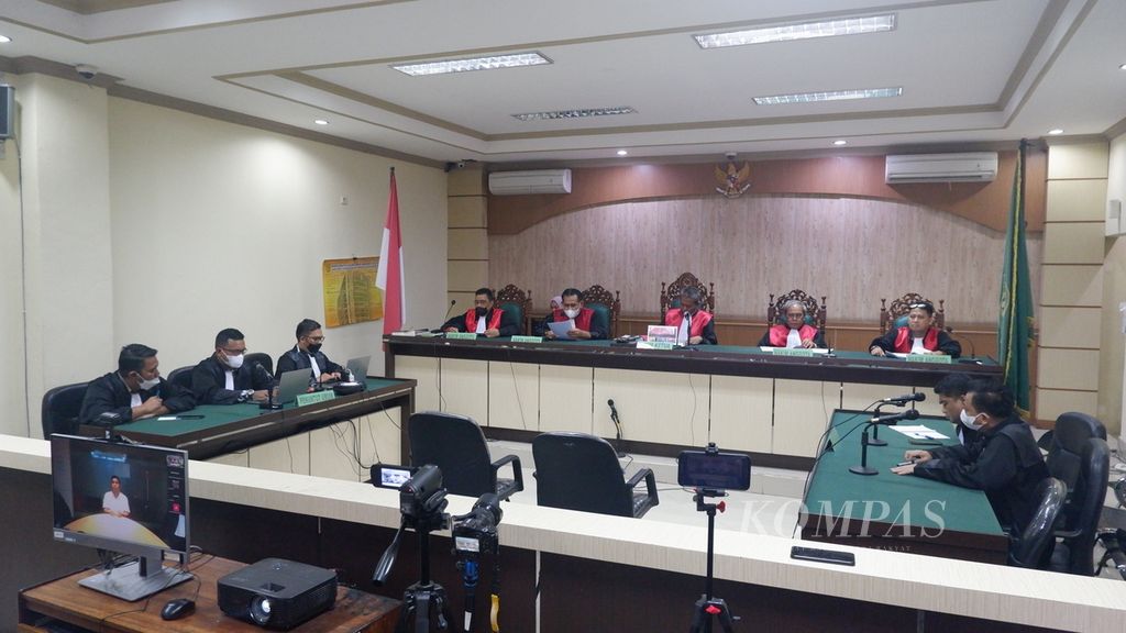 Sidang putusan dengan terdakwa Mardani H Maming digelar secara hibrid di Pengadilan Tindak Pidana Korupsi Banjarmasin di Banjarmasin, Kalimantan Selatan, Jumat (10/2/2023). 