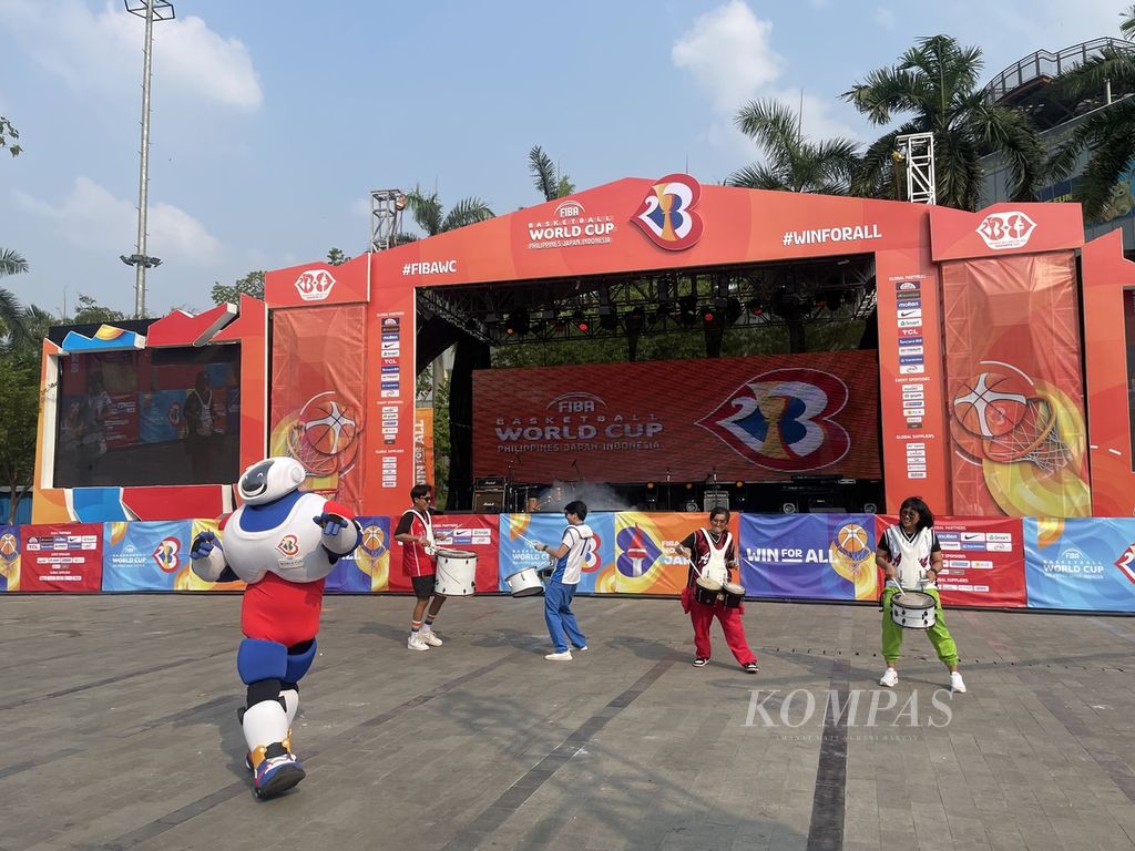 Zona penggemar atau fan zone Piala Dunia FIBA 2023 d Senayan Park, Jakarta, mulai dibuka Rabu (23/8/2023). Tempat ini menjadi magnet terakhir yang dipasang untuk menggaet masyarakat luas agar turut memeriahkan Piala Dunia FIBA. 