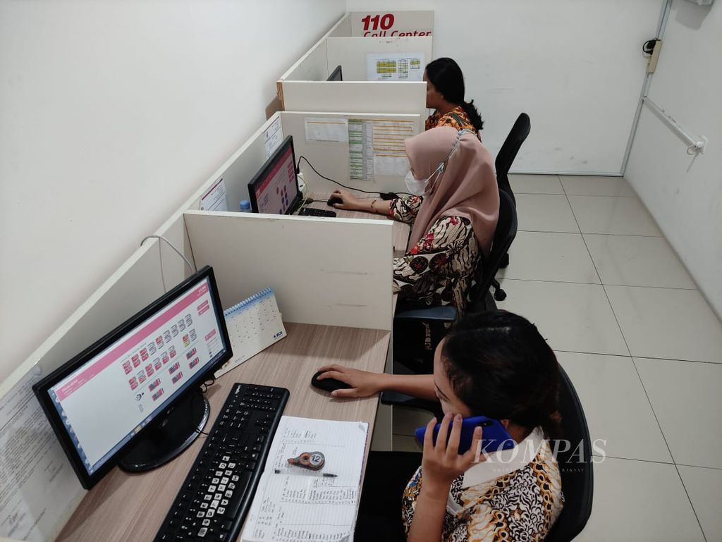 Petugas layanan pelanggan mengecek keterisian bus Kencana di Semarang, Jawa Tengah, Jumat (24/11/2023).